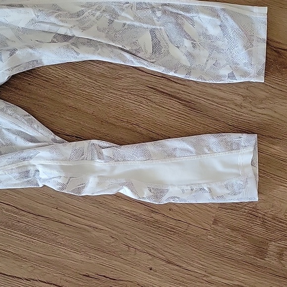 Lululemon cropped white snakeskin leggings - Picture 3 of 6